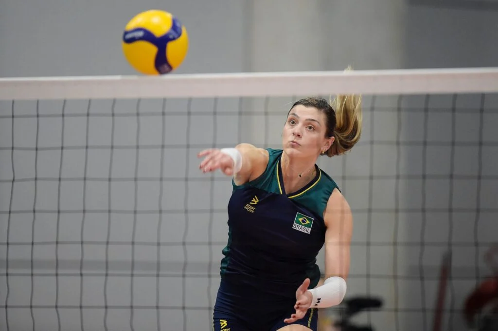 Após passar por Barueri, Seleção Brasileira feminina de vôlei realiza treino em Paris