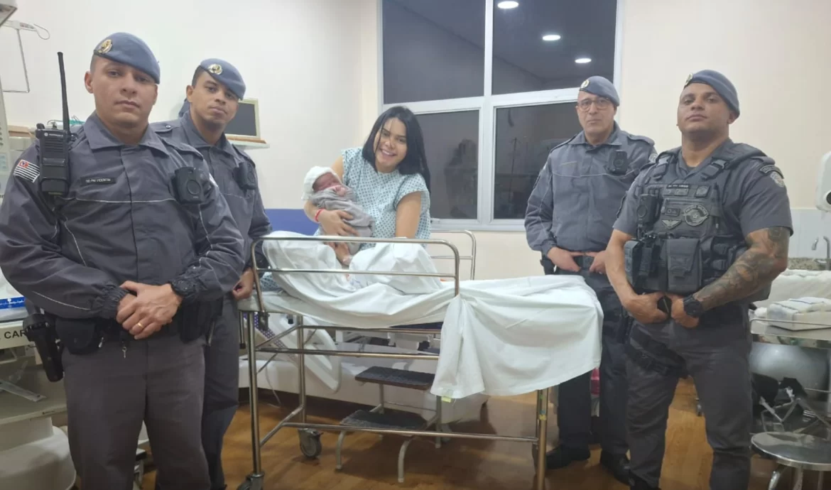 Mãe realiza trabalho de parto no banheiro de casa em Carapicuíba e recebe auxílio de policiais