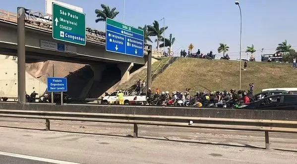 Homem se joga de viaduto na Rodovia Castello Branco e é resgatado com vida