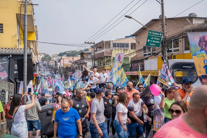 Beto Piteri e Furlan reúnem milhares de pessoas em caminhada no Engenho Novo