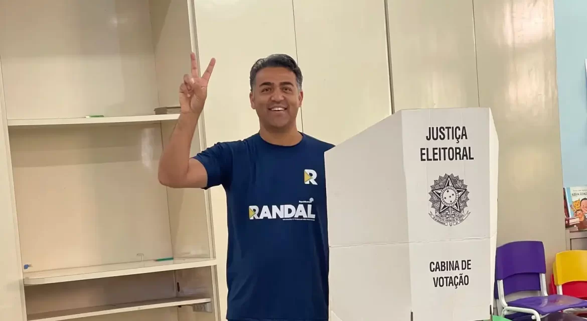 Randal vota e afirma estar honrado por disputar uma vaga na Câmara de Barueri