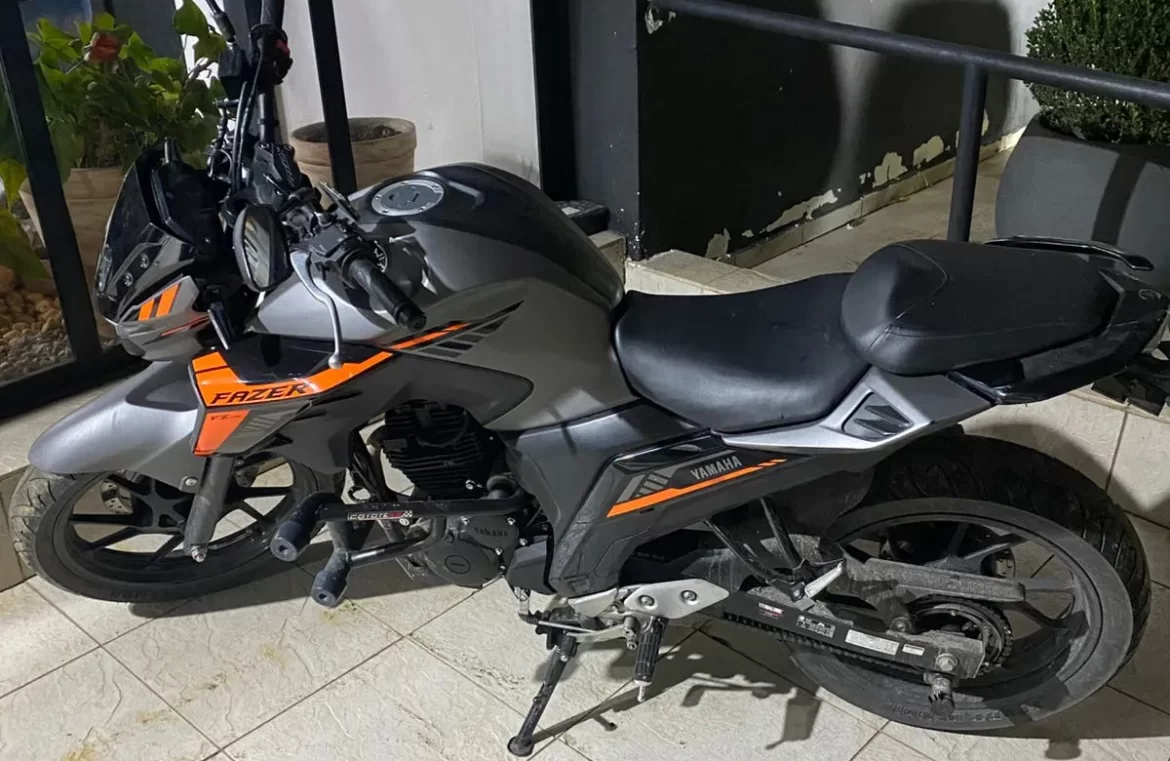 GCM de Barueri recupera moto roubada e apreende adolescente escondido em matagal