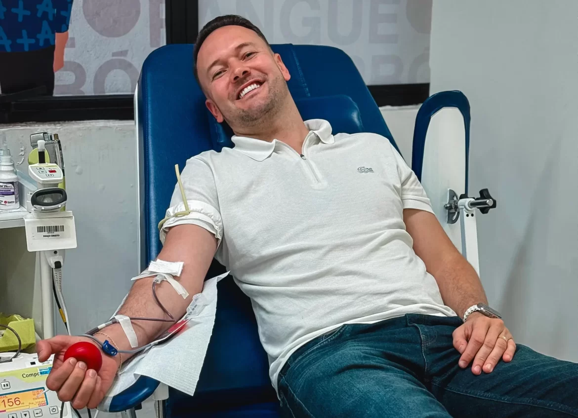 Vereador Leandrinho Dantas doa sangue e reforça campanha Junho Vermelho em Barueri