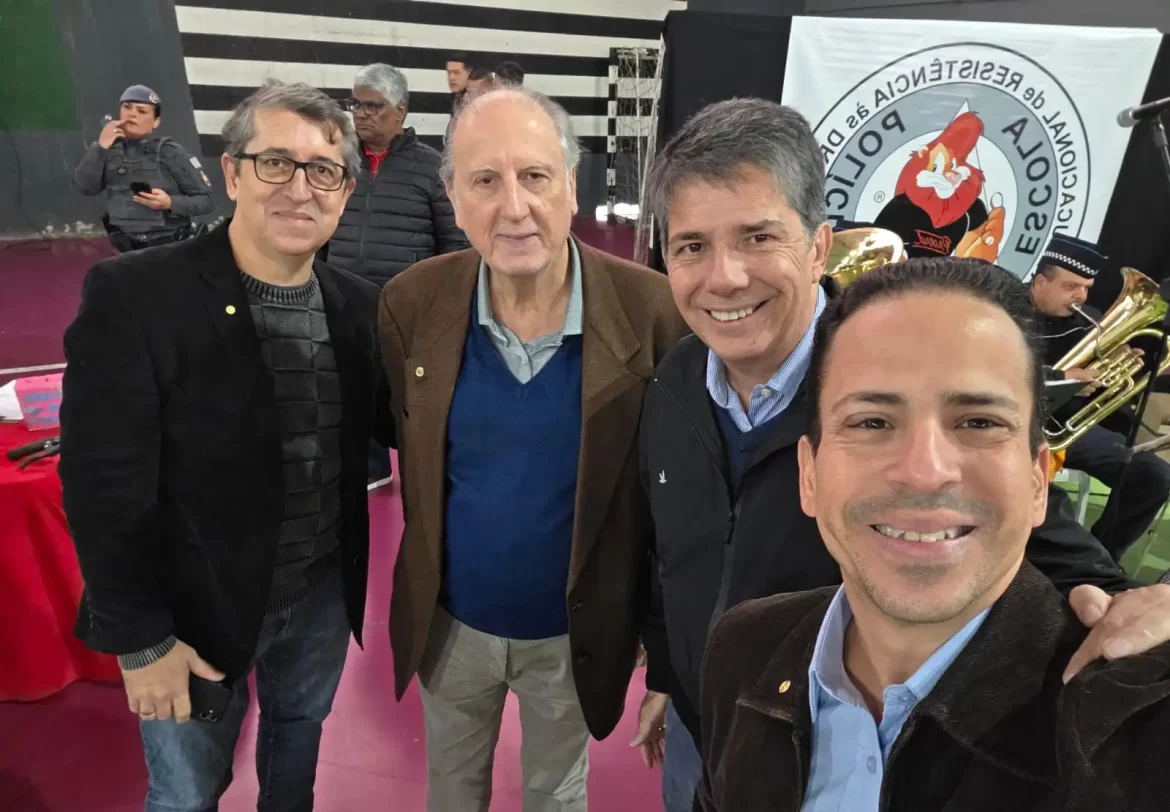 Rotary Club de Barueri participa de formatura do PROERD e doa bicicletas para alunos da rede municipal