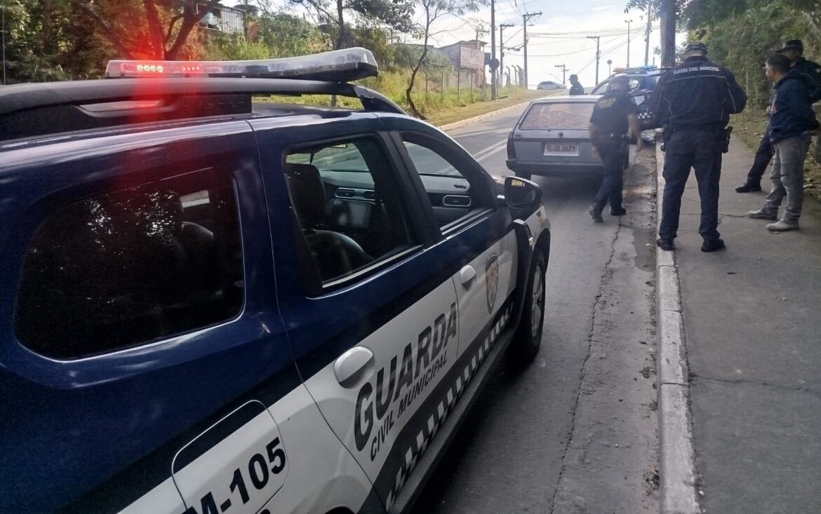 Motorista flagrado jogando entulho em Barueri tem carro apreendido e leva série de multas