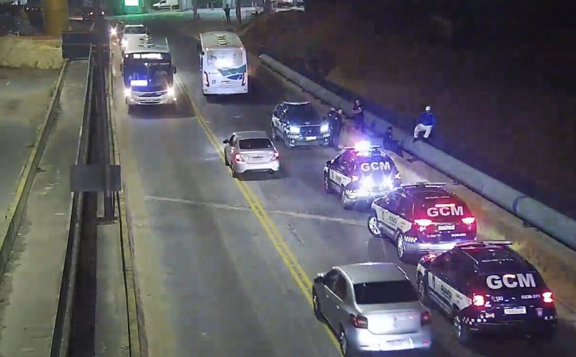 GCM de Barueri impede tentativa de suicídio em viaduto da Castello Branco