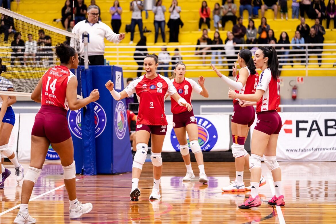 Barueri enfrenta Osasco em casa pelo Campeonato Paulista de vôlei nesta segunda-feira (15)