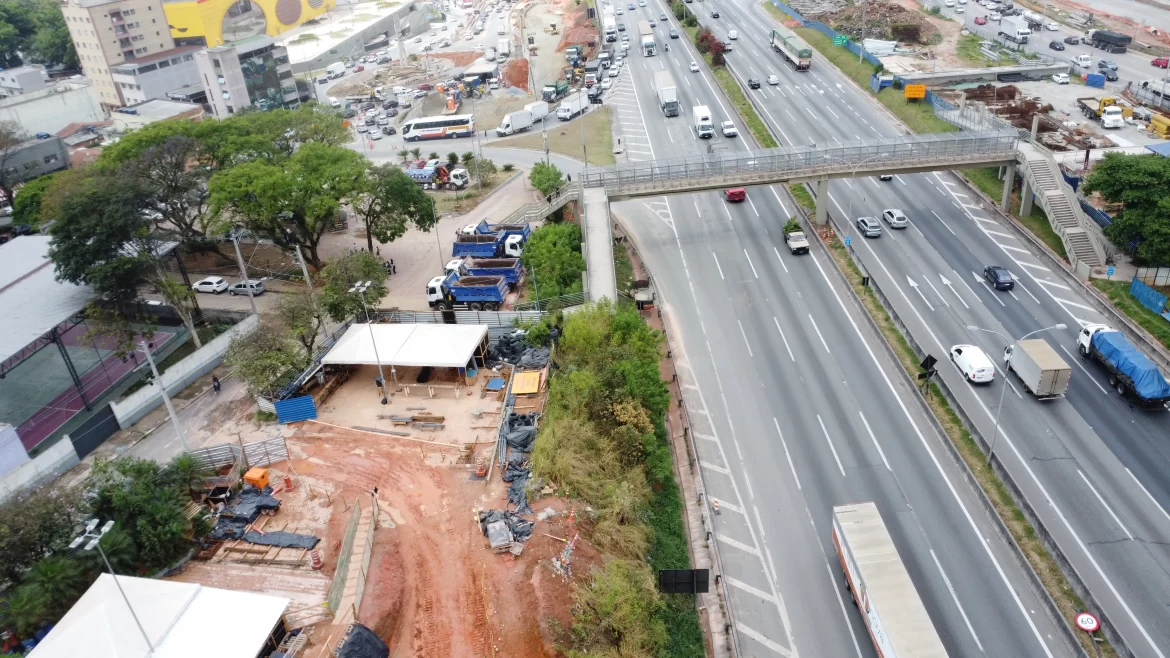 Castello Branco tem faixa interditada em Barueri para instalação de nova passarela