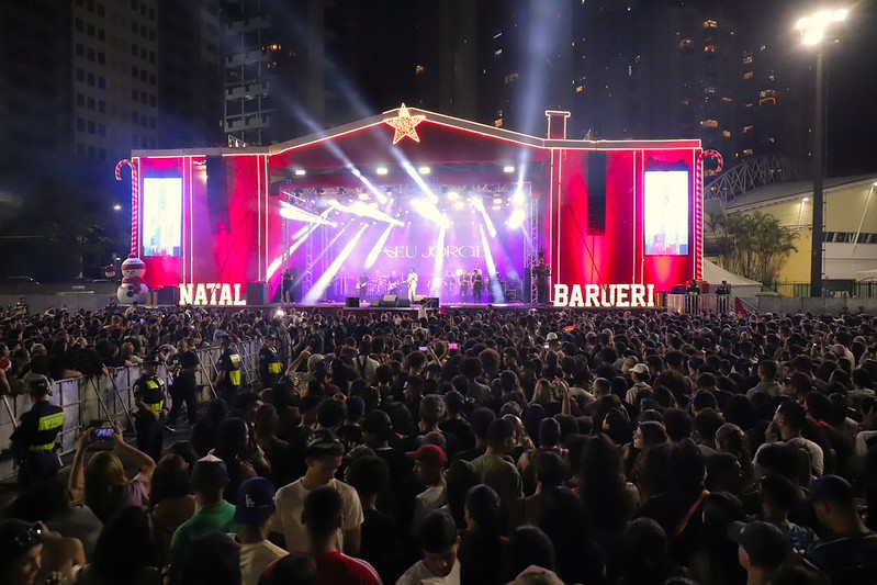 Público vibra com show de Seu Jorge no último dia do Natal Encantado em Barueri