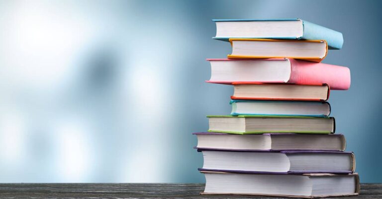 Livros jogados no lixo, em São Paulo