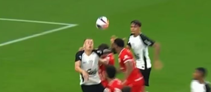 Por que o gol contra o Corinthians foi anulado por impedimento sem toque na bola?