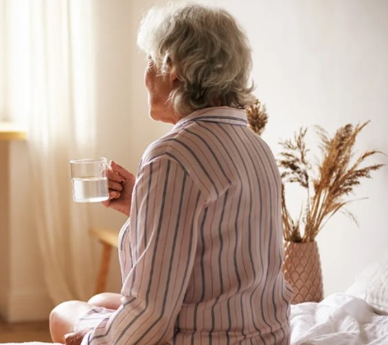 Dispositivo inteligente lembra idosos de tomar remédio e monitora a ingestão