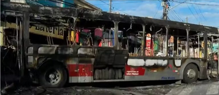 Ônibus é incendiado na Avenida Guarapiranga, na Zona Sul de São Paulo