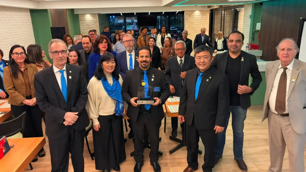 Rotary Club Barueri Centro Empreendedores recebe governador distrital e empossa cinco associados