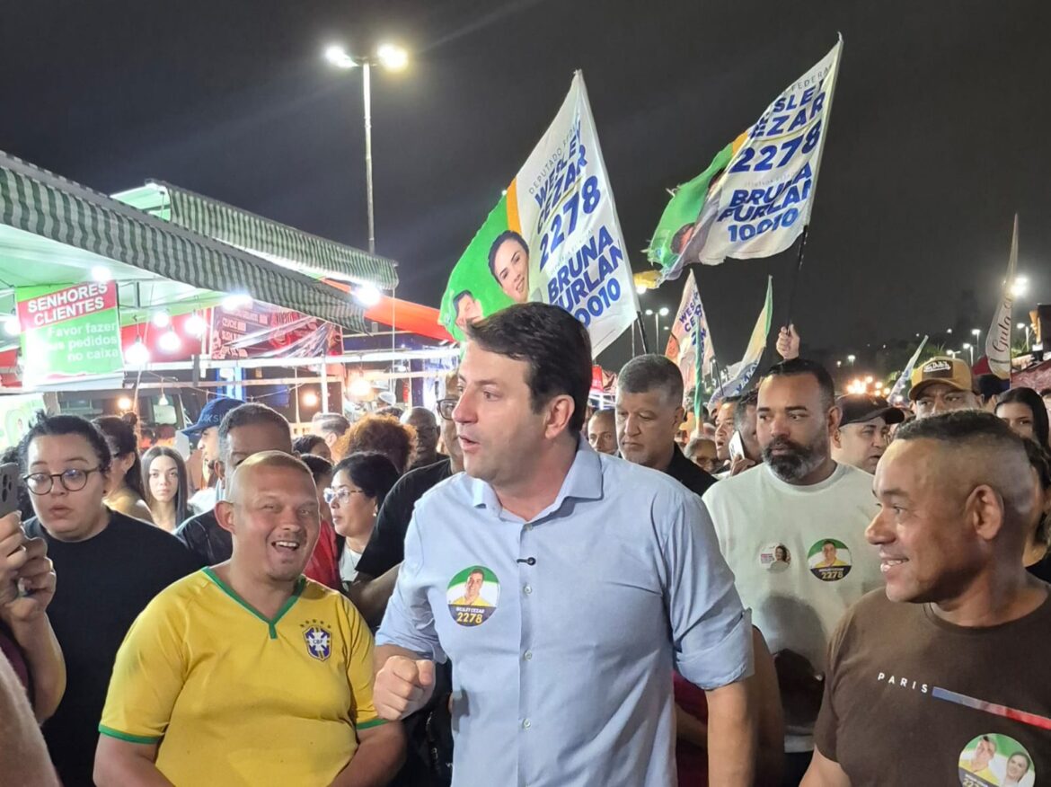 Elvis Cezar visita feira noturna de Barueri e defende dobradinha de Wesley e Bruna Furlan