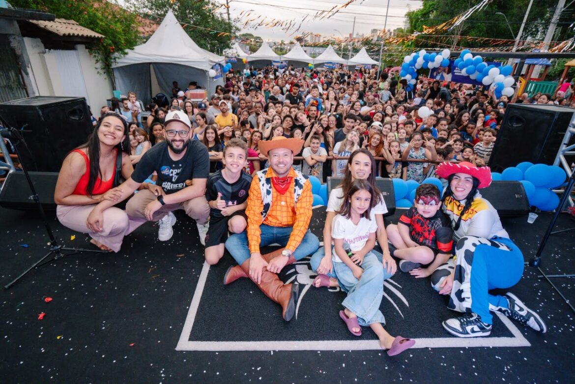 Festa das Crianças reúne centenas de pessoas na Aldeia de Barueri